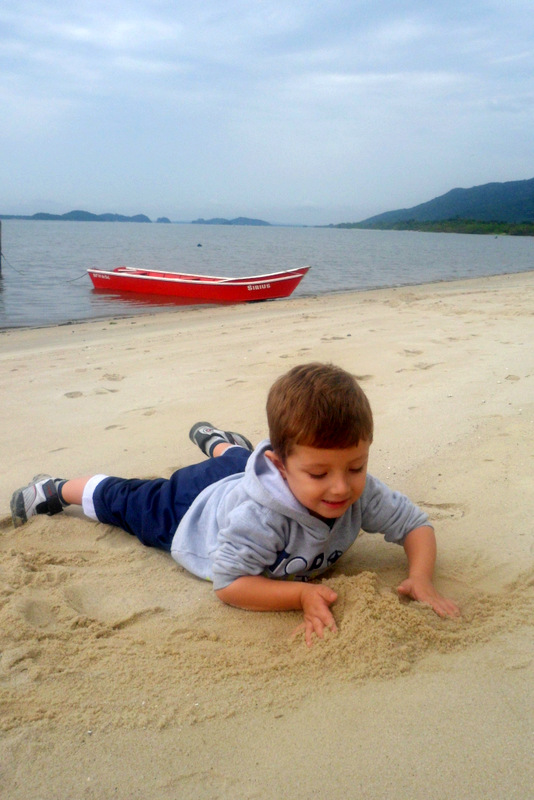Guilherme se divertindo na areia da Vila da Glória